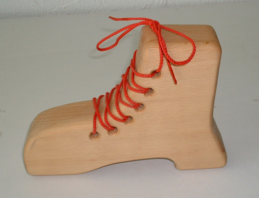 Lernschuh fr Kinder - Schuhe binden lernen mit diesem tollen Holzschuh